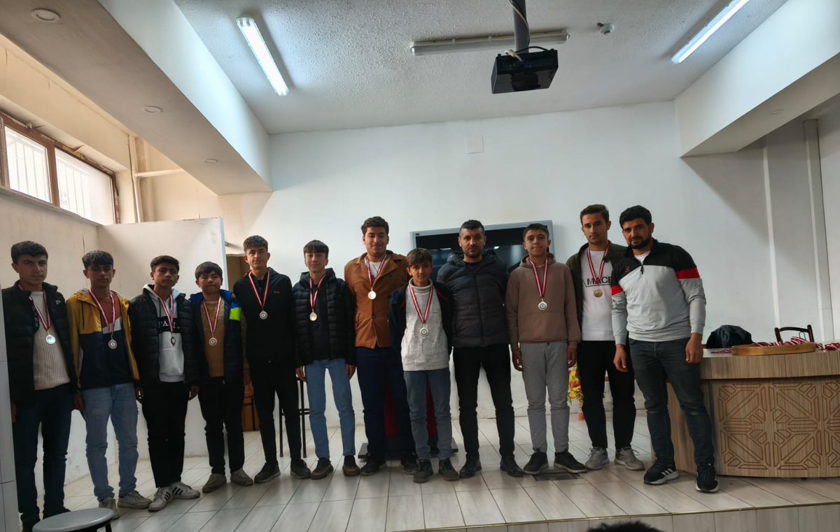 EyyubiyeM's tweet photo. Futbol turnuvamızın şampiyonlar şampiyonu 11 Motor öğrencilerini ve öğretmenlerini tebrik eder, ayrıca 2. Olan 10 Elektrik sınıfını da tebrik ediyoruz. Ödüllerini takdim eden idaremize teşekkür ederiz.
@hasansildak @harrani63 https://t.co/3ahejbbLnB