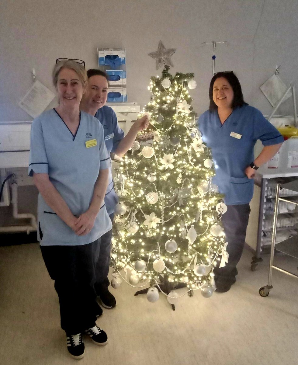 Congratulations to Renal unit IRH, this year's winner of best dressed Xmas tree! The team have made a fabulous effort to decorate the unit with lighting, lots of Santa's etc to bring some festive cheer to all patients and staff,well done! <a href="/NHSGGC/">NHS Greater Glasgow and Clyde</a> #teamirh