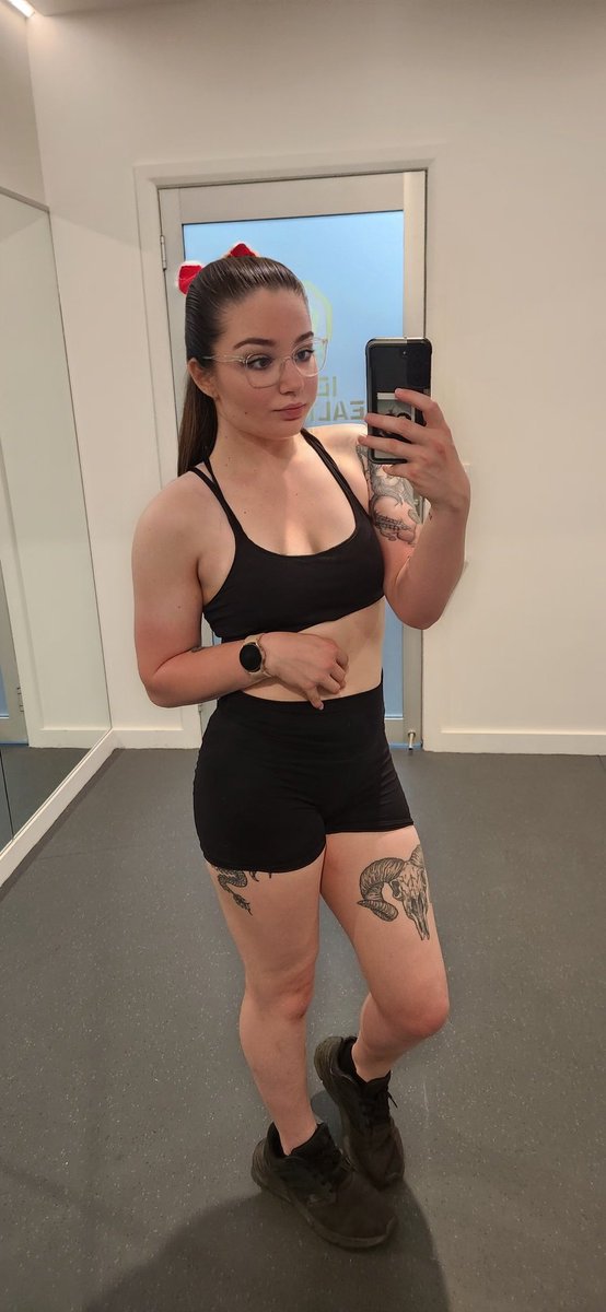 SideEyeQueen666's tweet photo. 💪🏽💪🏽💪🏽

#gym #gymgirl #gymselfie #gymmotivation #gymlife #workout #workoutmotivation #muscles #musclebuilding #echt #gamer #gamergirl #metalhead #metalheadgirl #piercings #pierced #tattoos #tattooed #likeforlike #followforfollow #spamforspam https://t.co/aMBLTOq4iH