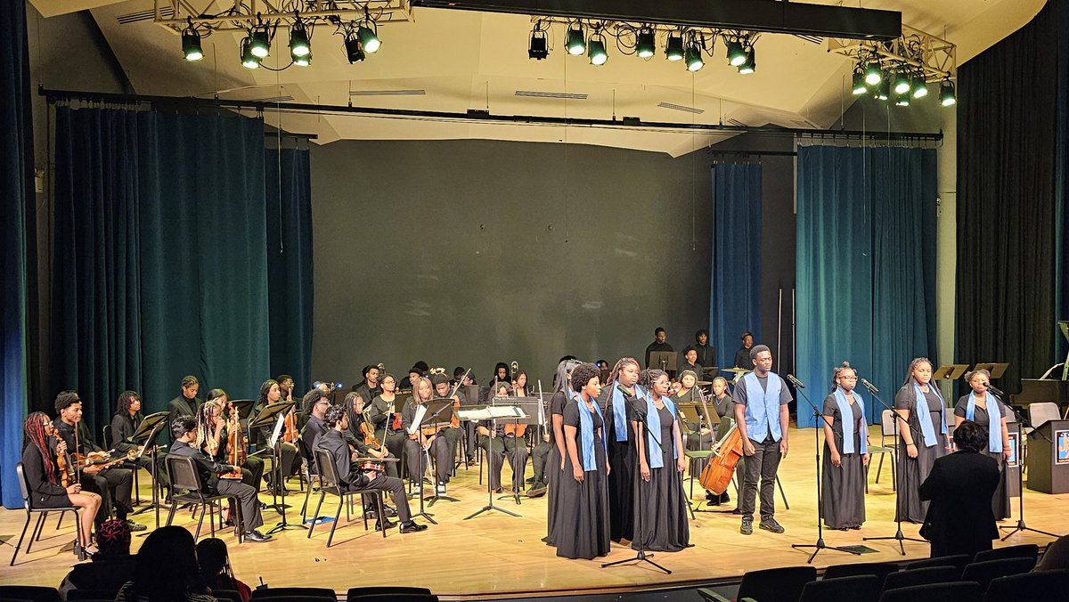 Happening now.....Our Fine Arts department presents their holiday performance. They look AMAYSING!!!! <a href="/Garnpenn/">Garnetta Penn</a> <a href="/arts_mhs/">MaysHSArts</a> !@APSMaysRaiders
