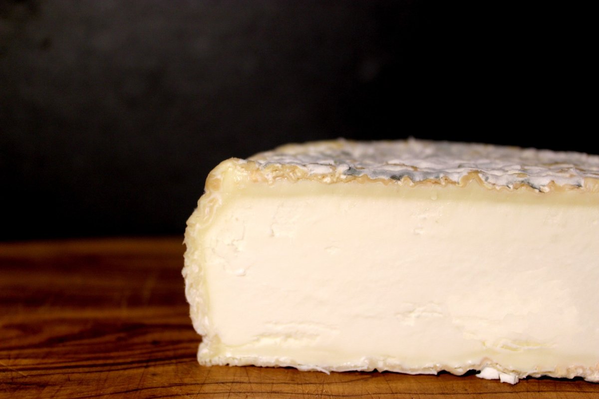 Con solo 21 días de maduración, nuestro queso cremoso de oveja es la unión perfecta de sabor intenso y textura fresca y cremosa. ¡No te dejes la corteza, es comestible y sabrosísima!