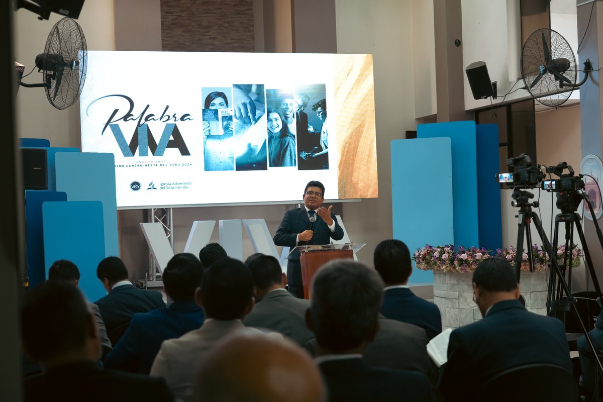 AdventistaMiCOP's tweet photo. "Pero el Espíritu dice claramente que en los postreros tiempos algunos apostatarán de la fe, escuchando a espíritus engañadores y a doctrinas de demonios"  
1 Tim. 4
  Apreciados hermanos no descuidemos nuestra vida espiritual, alimentémonos de la palabra 📖
#ConcilioAnualMiCOP https://t.co/cw1PVpeCht