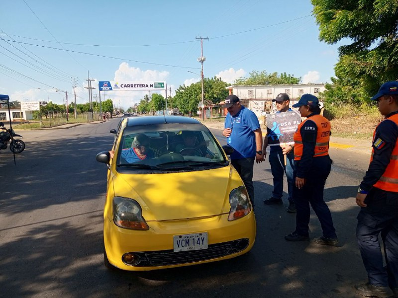 InttContigo's tweet photo. Con el objetivo de garantizar unas navidades seguras, servidores del #Intt_ojeda acompañados por #Impol y #CPNB dictancharlas educativas para concientizar sobre el uso del cinturón de seguridad y el Casco Protector a los conductores que transitan por el municipio Lagunillas. https://t.co/5dE6lyM7Uy
