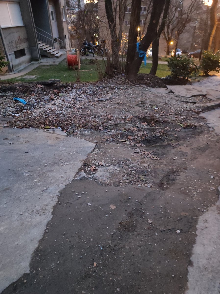 DjGopchu's tweet photo. Poštovani,
Ulica Vojvode Sime Popovića, Zvezdara.
Nakon završetka radova na sprovođenju optičkih kablova, radnici su ostavili trotoar nefunkcionalnim dužinom cele ulice. Smatram da nije prikladno da ovako izgleda trotoar 10-15minuta od centra grada.
Hvala
@prijavi_problem https://t.co/px1U4XwXQp