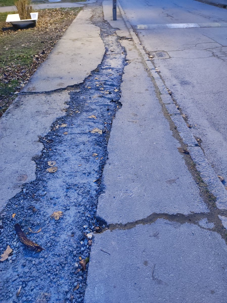 DjGopchu's tweet photo. Poštovani,
Ulica Vojvode Sime Popovića, Zvezdara.
Nakon završetka radova na sprovođenju optičkih kablova, radnici su ostavili trotoar nefunkcionalnim dužinom cele ulice. Smatram da nije prikladno da ovako izgleda trotoar 10-15minuta od centra grada.
Hvala
@prijavi_problem https://t.co/px1U4XwXQp