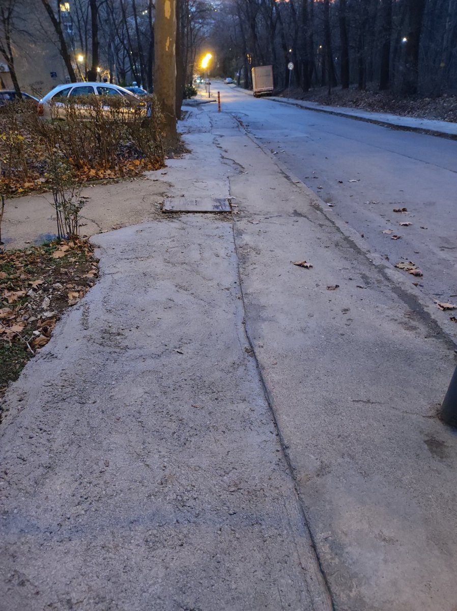 DjGopchu's tweet photo. Poštovani,
Ulica Vojvode Sime Popovića, Zvezdara.
Nakon završetka radova na sprovođenju optičkih kablova, radnici su ostavili trotoar nefunkcionalnim dužinom cele ulice. Smatram da nije prikladno da ovako izgleda trotoar 10-15minuta od centra grada.
Hvala
@prijavi_problem https://t.co/px1U4XwXQp