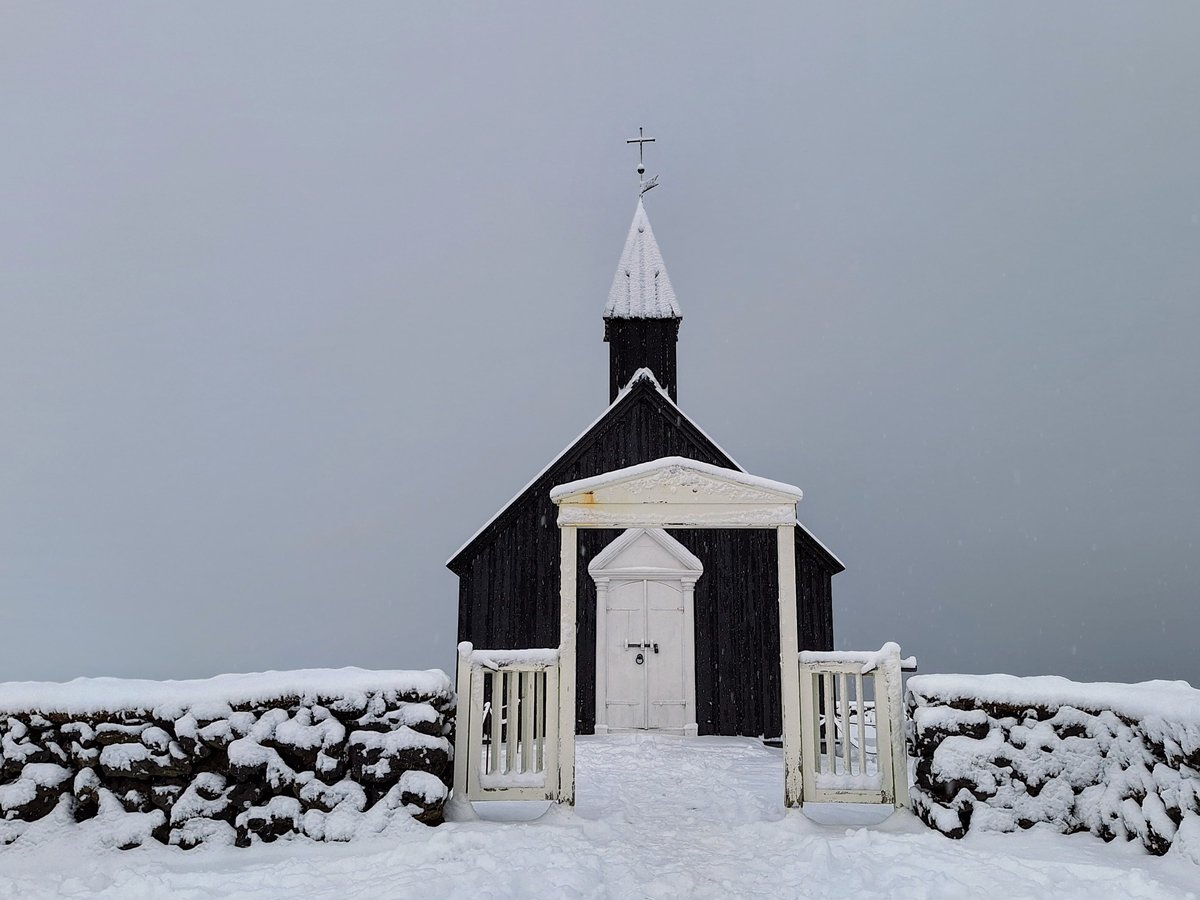 IcelandBus's tweet image. Snowfall on Snæfellsnes Peninsula ❄😊

📸 by our amazing guide Alain Corbeau

#Iceland #budarkirkja #arnarstapi #Snaefellsnes