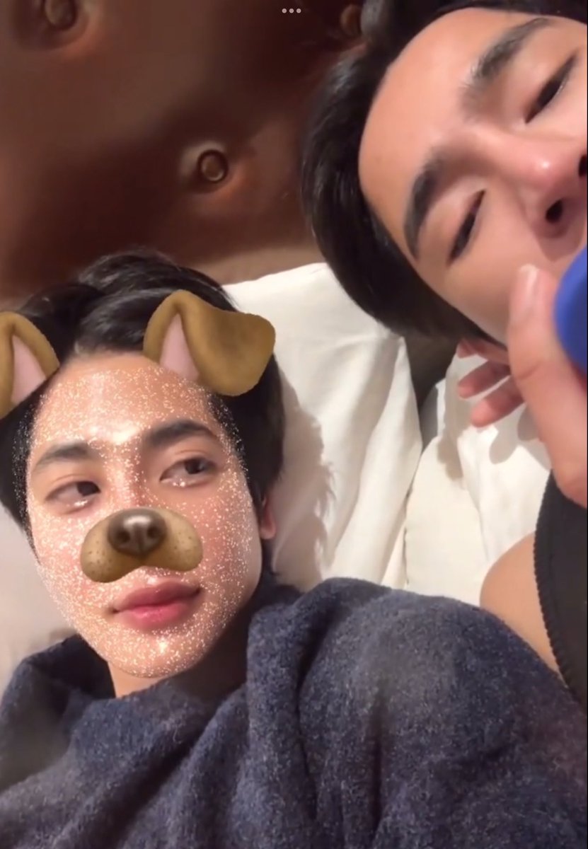 benten240940's tweet photo. พี่เอิ้ดเหมือนคนโดนแฟนเด็กดุอ่ะ โดนดุและชอบใจ แฟนเด็กคือเหล่ตามองไม่ไว้และเตงไม่สนใจเขาอ้ะดูอะไร แล้วทำเสียงเล็กเสียงน้อยฮีอ้อนน๊าาาา 🤭

Ossans Love Trailer
#OssansLoveTH 
#เอิร์ทมิกซ์ #EarthMix https://t.co/sqTenRDwnF