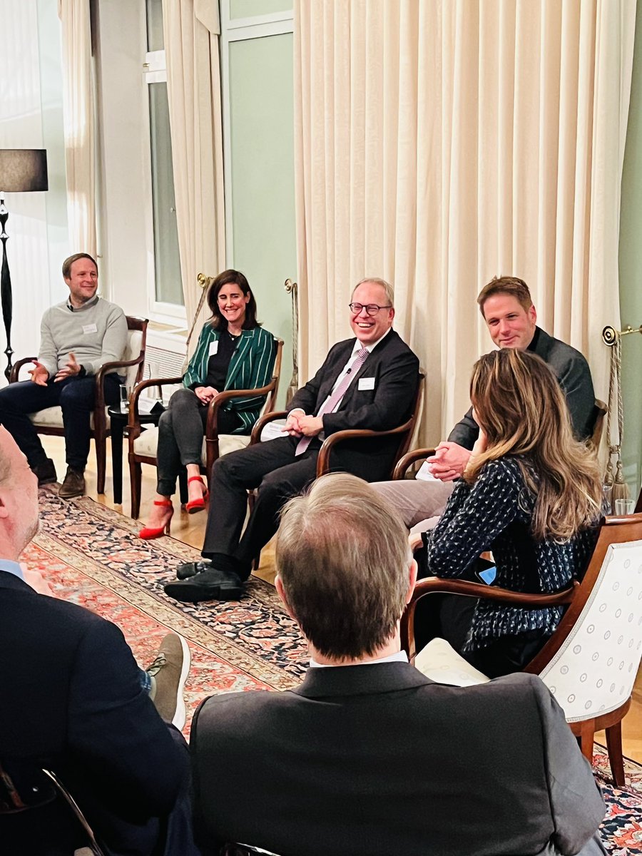 botschaftbern's tweet photo. 💬 📺 Unser #BerlinerSalon „Klima? Unternehmen!“ ist online! Wie können innovative Unternehmen aus 🇩🇪& 🇨🇭mit markt- und auch technologiebasierten Klimaschutzlösungen dazu beitragen, dass wir die Klimaziele des Pariser Abkommens erreichen? 🌍
👉 https://t.co/csIOgBz7Ui💡🌱 https://t.co/u7wO7fMrec
