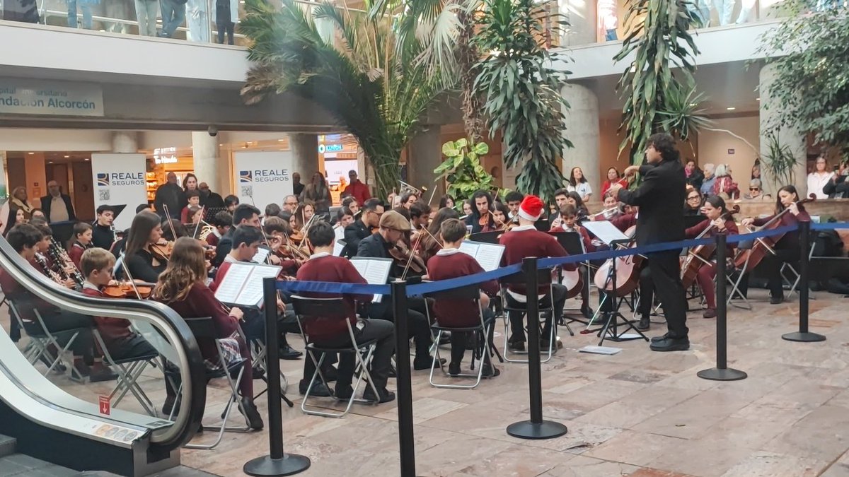 Concierto sinfónico juvenil con el colegio Juan Pablo II deleitándonos con su arte en forma de música en HUFA. Gracias!