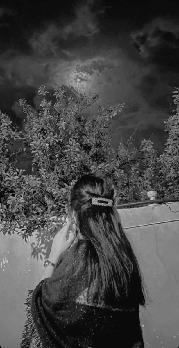 "شخص واحد فقده يشق القلب، 
ثم يتساقط الآخرين من نفس الثقب بدون ألم، 
بدون إنتباه حتى."