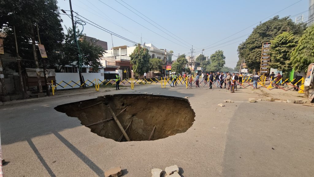 zoo_bear's tweet photo. Guess the name of the place? 
Vikas Nagar, Lucknow. https://t.co/IurfGJ9vOn