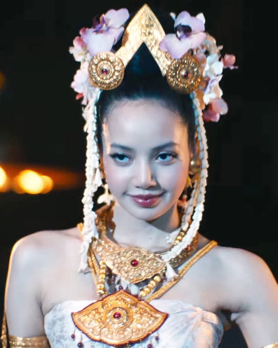 #VogueReports เผยโฉม 'ลิซ่า-ลลิษา มโนบาล' ในทีเซอร์ตัวที่สองของซีรี่ส์ The White Lotus ซีซั่นที่ 3
.
ยังคงสร้างเซอร์ไพรส์อย่างต่อเนื่อง สำหรับซีรี่ส์ที่ทุกคนรอคอยอย่าง The White Lotus ซีซั่นที่ 3 ซึ่งจะสตรีมผ่าน <a href="/StreamOnMax/">Actually HBO Max</a> ในปี 2025 ที่จะถึงนี้