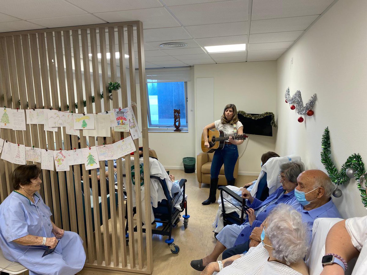 𝗥𝗼𝘀𝗮𝗹í𝗮 𝗟𝗮́𝘇𝗮𝗿𝗼 𝗢𝗹𝗮𝘃𝗶𝗱𝗲 (@rosaliadue) on Twitter photo Una suerte contar con la actuación de la cantautora y enfermera Julia Calatayud Chamorro en trauma en el día de hoy para llevar la música y el espíritu de la Navidad a todos los pacientes de ortogeriatría y de trauma. GRACIAS POR COMPARTIR TU TALENTO!!!!! <a href="/JuliaCalatayud/">Julia Calatayud</a> Una suerte contar con la actuación de la cantautora y enfermera Julia Calatayud Chamorro en trauma en el día de hoy para llevar la música y el espíritu de la Navidad a todos los pacientes de ortogeriatría y de trauma. GRACIAS POR COMPARTIR TU TALENTO!!!!! <a href="/JuliaCalatayud/">Julia Calatayud</a>