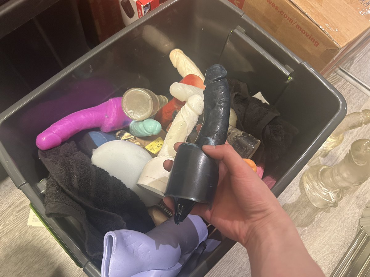 LMAO I found my old sculptures cast from my own cock 🤣😂😂

NOW I CANT EVEN TAKE IT WITH ME RIP