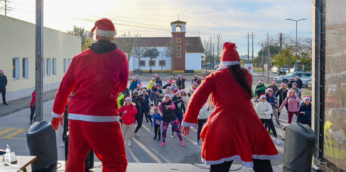 BenaventeCamara's tweet image. 🎅 MERCADINHOS DE NATAL ANIMARAM OS ARADOS
Os Mercados de Natal animaram o local com: comes e bebes, atividades de desporto (hit; zumba; localizada e “Ninjas Worriors Outdoor”). 
-
#adcra #arados #mercado #natal #desporto #municipiodebenavente