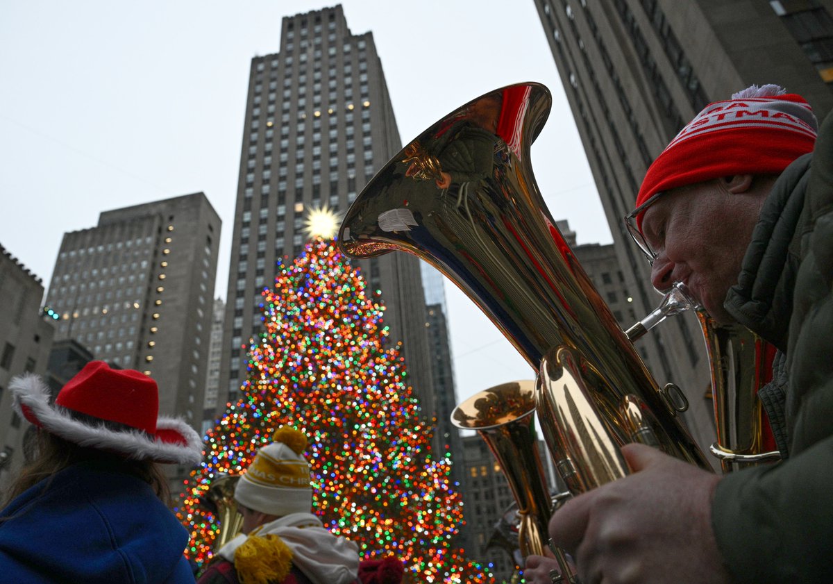 Lloydphoto's tweet photo. Photos: TUBA CHRISTMAS at Rockafella Center. Hundred of tuba players perfomed Christmas Carrols on Sunnday afternoon. #LloydMitchellPhotography #TubaChristmas #Photojournalism #AMNewYork #Tuba #Music https://t.co/BgEqUi1NQE