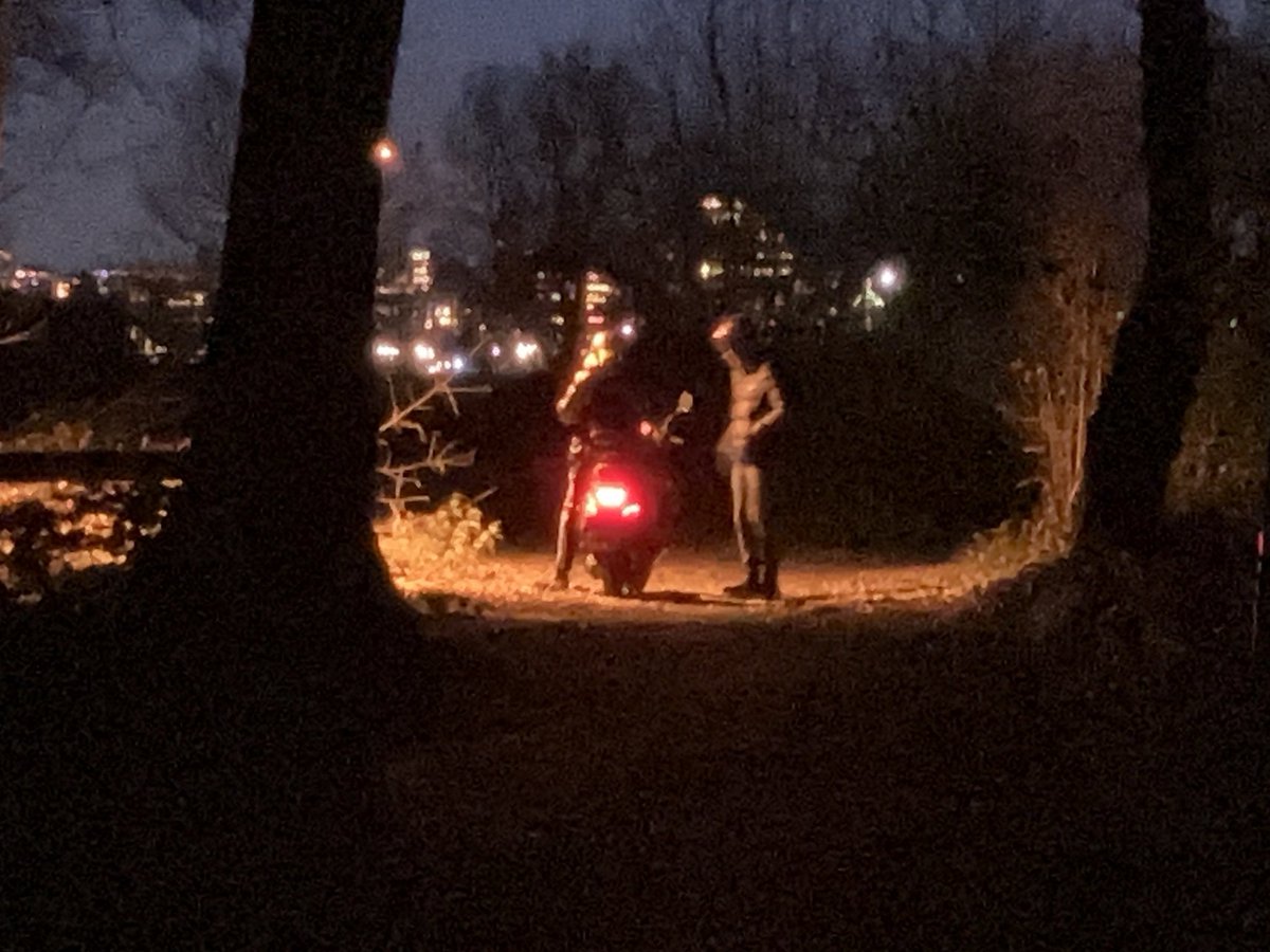 Veel van die ‘gastjes’ met zwaar vuurwerk net buiten de bebouwde kom tot soms midden in het bos. Veel verstoring en vernieling. Zojuist geprobeerd deze twee wat respect voor de natuur bij te brengen.