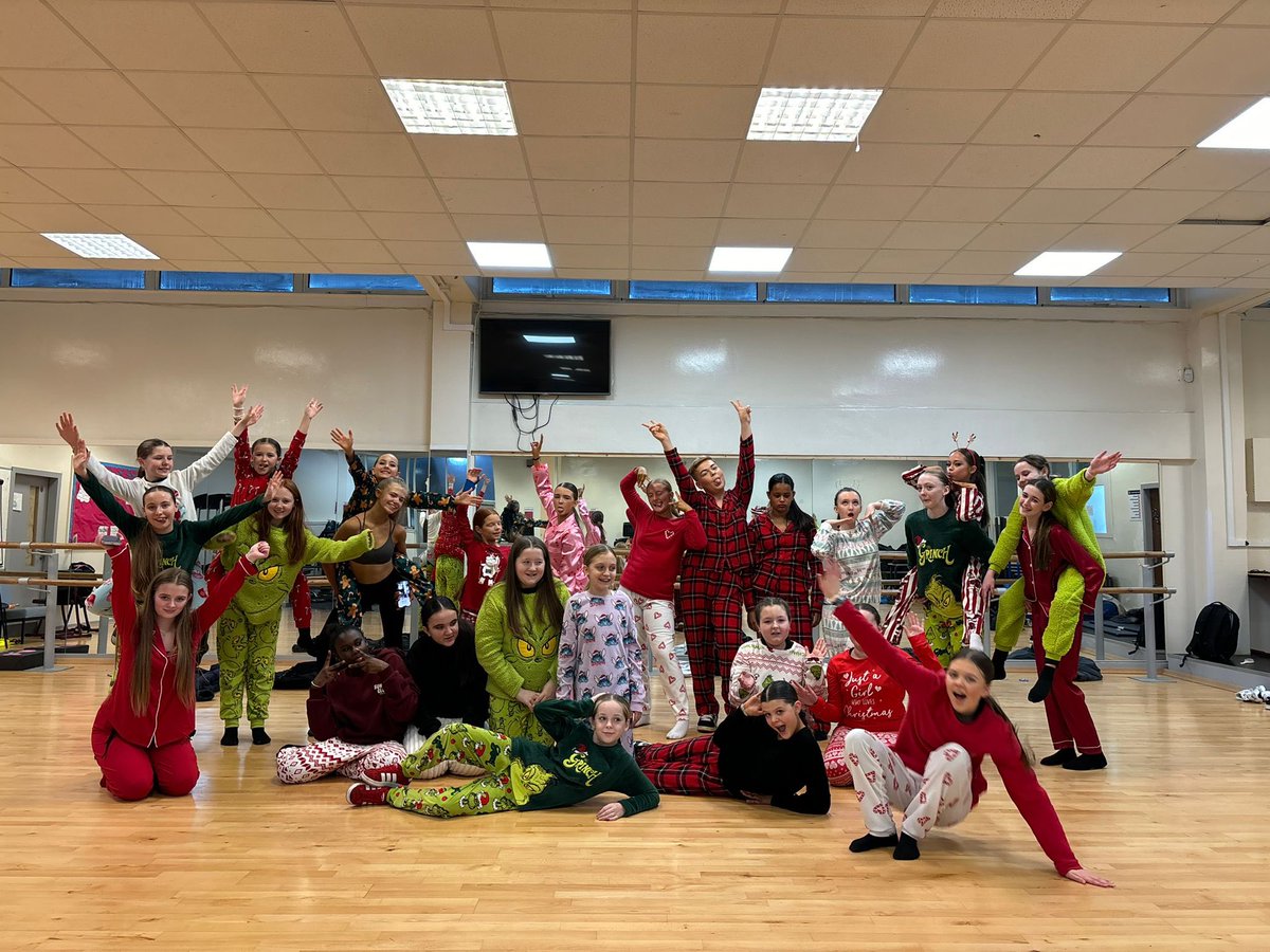 Govan PE department (@govanpedept) on Twitter photo <a href="/GovanHighSchool/">Govan High School</a> S1&S2 dance pupils were out in the community this afternoon spreading Christmas cheer. Our pupils performed 5 dances for Mallaig Day Care Centre . Thanks for having us 🕺 💃 🎄 🤶. Well done 👏 <a href="/GovanHighSchool/">Govan High School</a> S1&S2 dance pupils were out in the community this afternoon spreading Christmas cheer. Our pupils performed 5 dances for Mallaig Day Care Centre . Thanks for having us 🕺 💃 🎄 🤶. Well done 👏