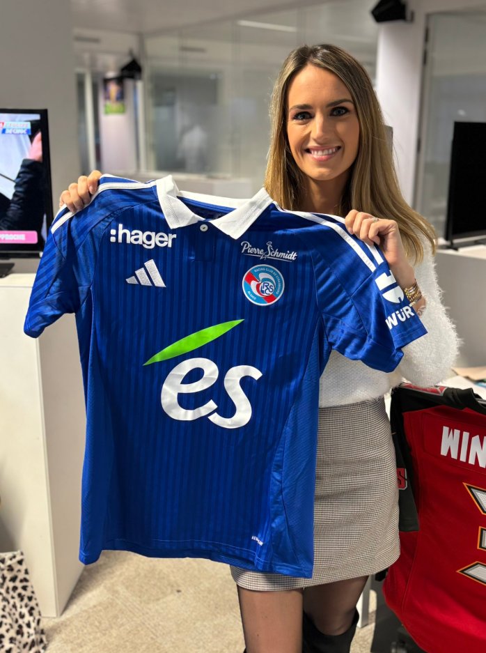 L'ÉQUIPE de Greg (@lequipedegreg) on Twitter photo 🎁CADEAU DU JOUR🎁
À l'occasion de la victoire de Strasbourg face au Havre, nous vous faisons gagner un maillot des Alsaciens !
Pour jouer : RT&Follow <a href="/lequipedegreg/">L'ÉQUIPE de Greg</a>
#EDG 🎁CADEAU DU JOUR🎁
À l'occasion de la victoire de Strasbourg face au Havre, nous vous faisons gagner un maillot des Alsaciens !
Pour jouer : RT&Follow <a href="/lequipedegreg/">L'ÉQUIPE de Greg</a>
#EDG