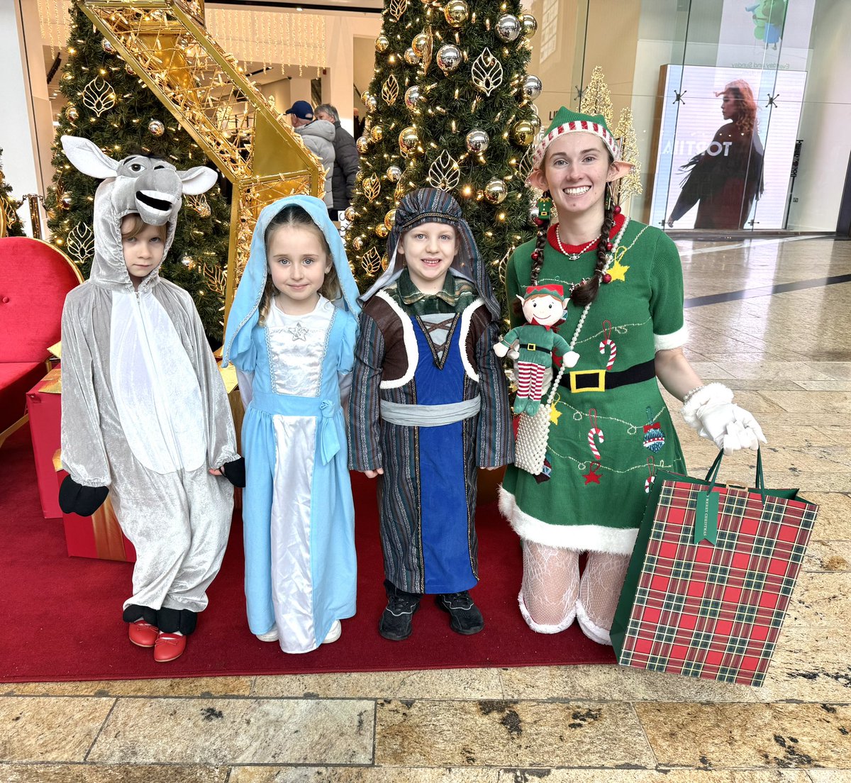 Aislinsmith01's tweet photo. Huge thank you to Mary, Joseph and The Wee Donkey from @StBernardsPS for hand delivering a lovely gift to Aislin The Elf  today 😊💚 Hope you all have a wonderful Christmas🎄 #AislinTheElf  #AislinsElfSquad #6ftElf  #RealElfThatsNoOnAShelf #christmas2024 #christmastime🎁 https://t.co/ZiXRZsEgoA