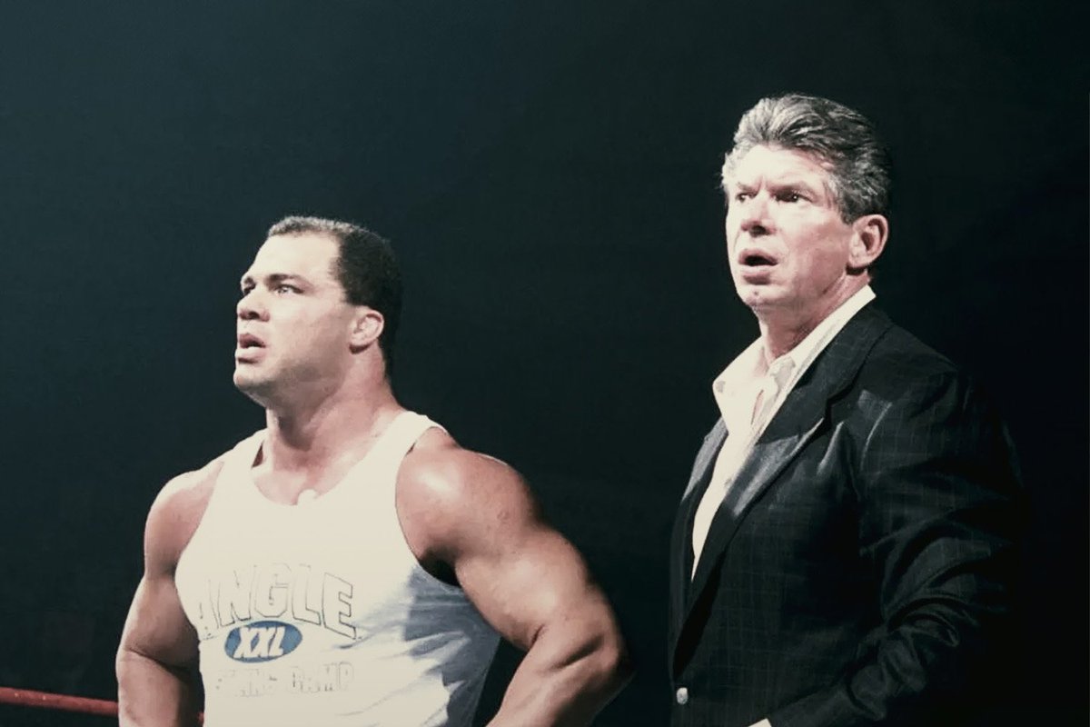 ClubDeWWE's tweet photo. 👀 Kurt Angle hablo sobre Vince McMahon en @Inside_TheRopes: “Está muy loco. Tiene una forma de ser que es muy complicada. Para un tipo que es el dueño y director ejecutivo, es como, '¿Qué diablos? Tú eres el jefe. ¡No puedes estar haciendo eso!'”.

No dire las locuras que ha hecho porque son muy privadas. Pero Vince es una persona especial, te puede salir por cualquier lugar. Él sabe lo que pienso y creo que cuando muera irá al infierno”.