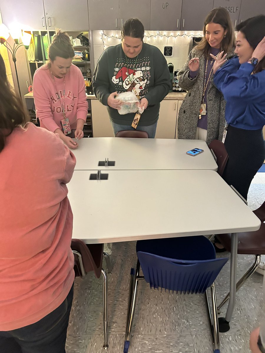 HarrisonRdElem's tweet photo. Our mentors and mentees got together today for a little holiday team building and friendly competition. #huskypride @SpotsySchools https://t.co/WA4DbIZh7d