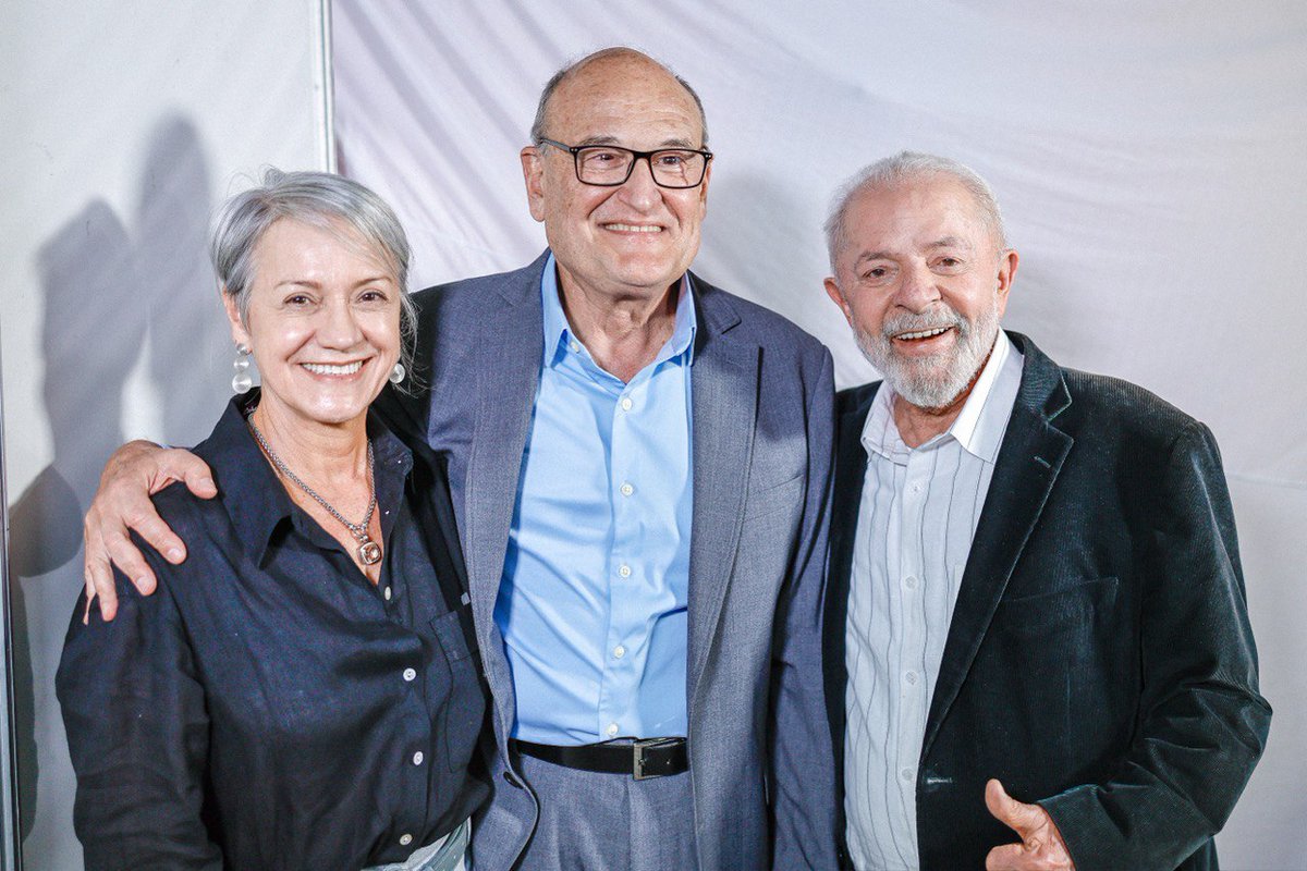 Hoje o #TBT é mais do que especial, com a minha esposa, Inês Maria, e o meu amigo do peito, Lula. Essa foto foi tirada no dia em que o nosso presidente visitou as obras do CEU de Diadema, no Promissão.

Foto: Ricardo Stuckert

#FilippiPrefeito #Lula #FazoL