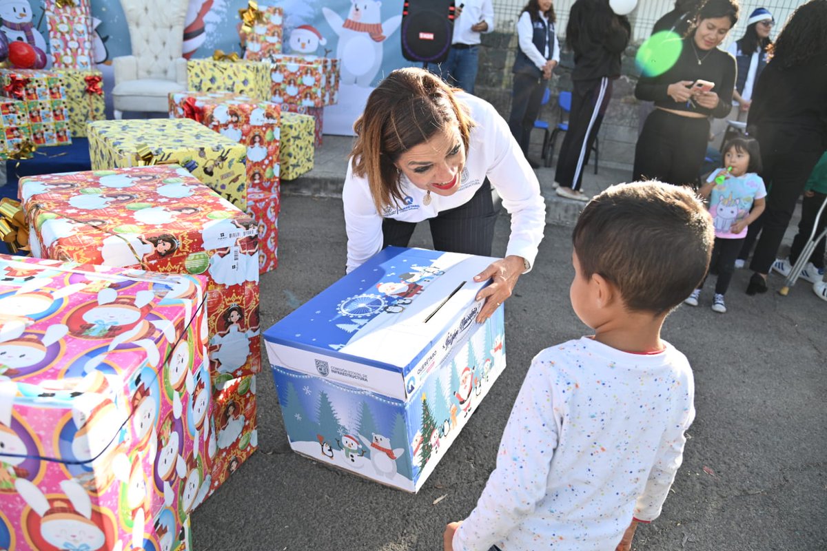 CEI_Qro's tweet photo. ¡Escríbele una carta a Santa y nosotros te obsequiamos un presente! 

Ya los niños de la col. Loarca están haciendo fila para recibir el júbilo de estas fechas navideñas. 

#Contigo https://t.co/G0cSoZNvJb