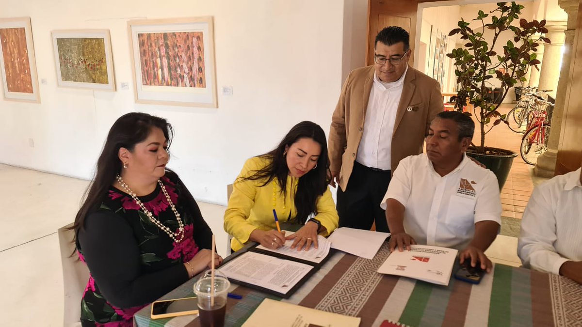 cicoaxaca's tweet photo. Hoy 16 de Diciembre, se llevó a cabo la firma del Convenio de Colaboración entre nuestro Colegio de Ingenieros Civiles y la Asociación Mexicana de Directores Responsables de Obra y Corresponsables (AMDROC) A.C., donde además se entregaron diversos reconocimientos a D.R.O.’s https://t.co/0i7LsRxLn9