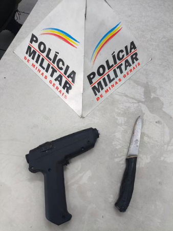 jornalhojeemdia's tweet photo. Homem tenta fazer assaltos usando pistola de cola quente na Grande BH e é preso
https://t.co/zYHXB6mwy4
📷 Divulgação/PMMG
#minas #contagem #políciamilitar #homem #preso #assaltos #pistoladecolaquente #jornalhojeemdia https://t.co/QpZTSnX91i