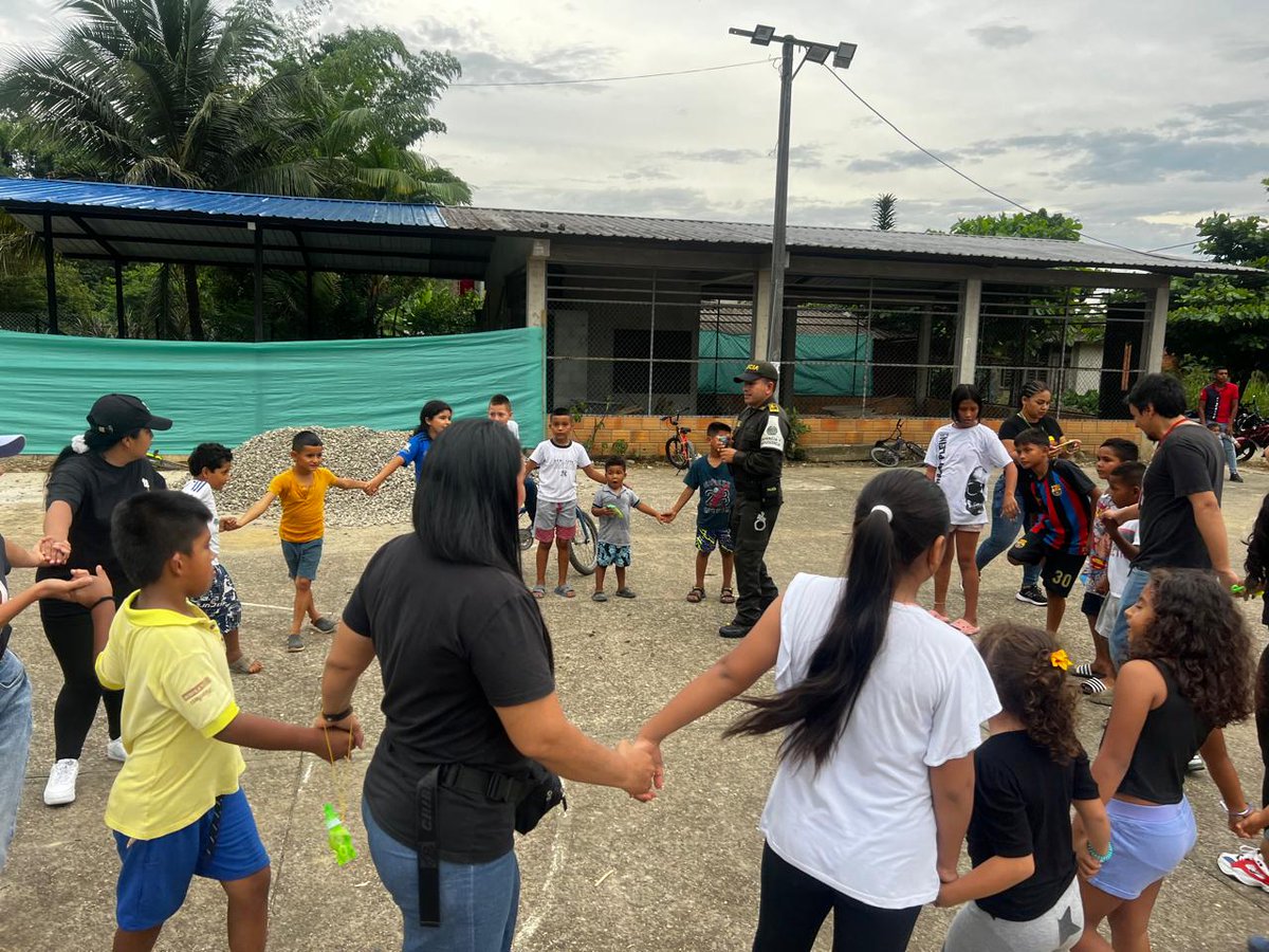breiarciniegas5's tweet photo. Policía de infancia y adolescencia de valle de Guamúez en articulacion con las diferentes entidades realizan caravana anti pólvora por los diferentes barrios de la hormiga con el fin de proteger la integridad física de niños niñas y adolescentes https://t.co/oq8ozgsGU4