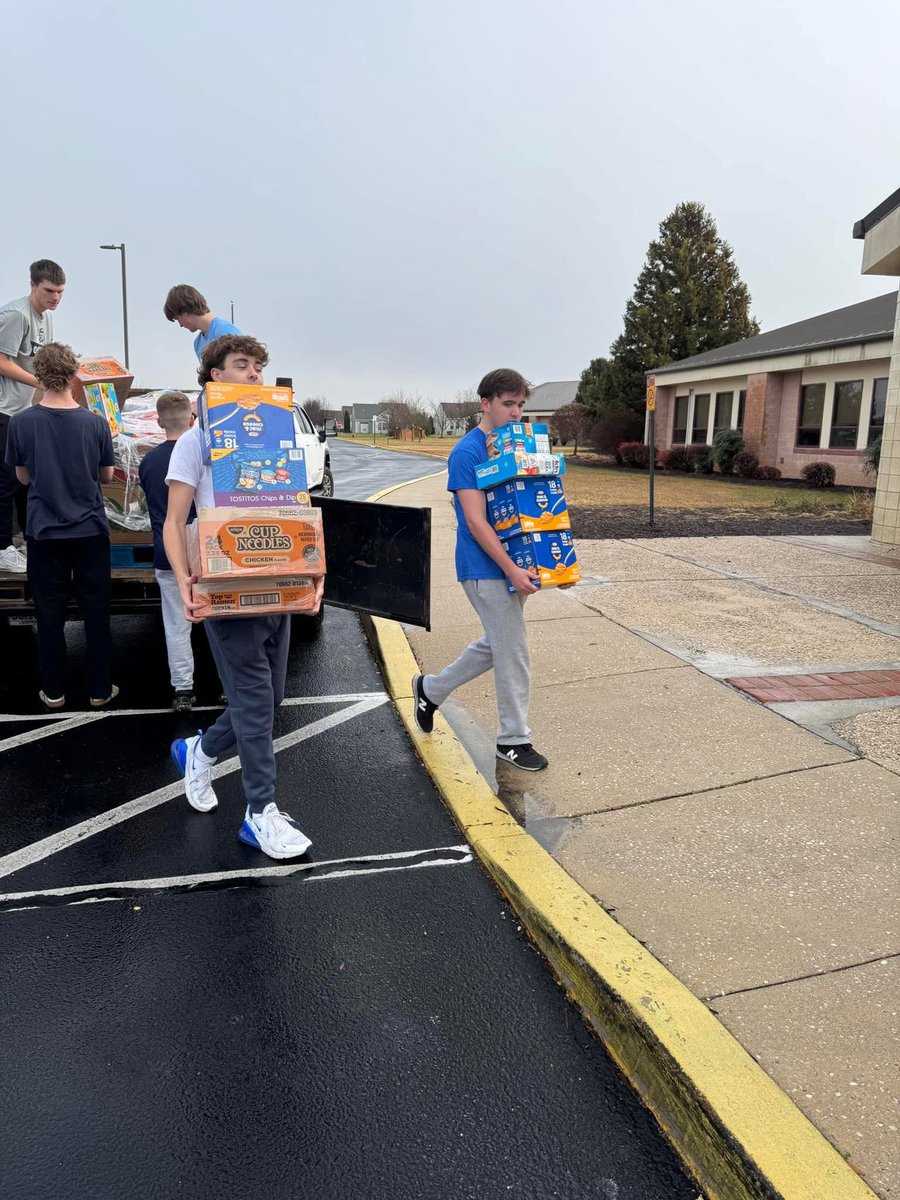 Baseball1CR's tweet photo. Our morning was spent supporting Magnolia Middle, where we wrapped gifts for 20+ families and helped transport 1,500lbs of food for their food drive. The boys took a short break to play kickball with the PE class. #Stackgreatdays https://t.co/NCezjkoEep