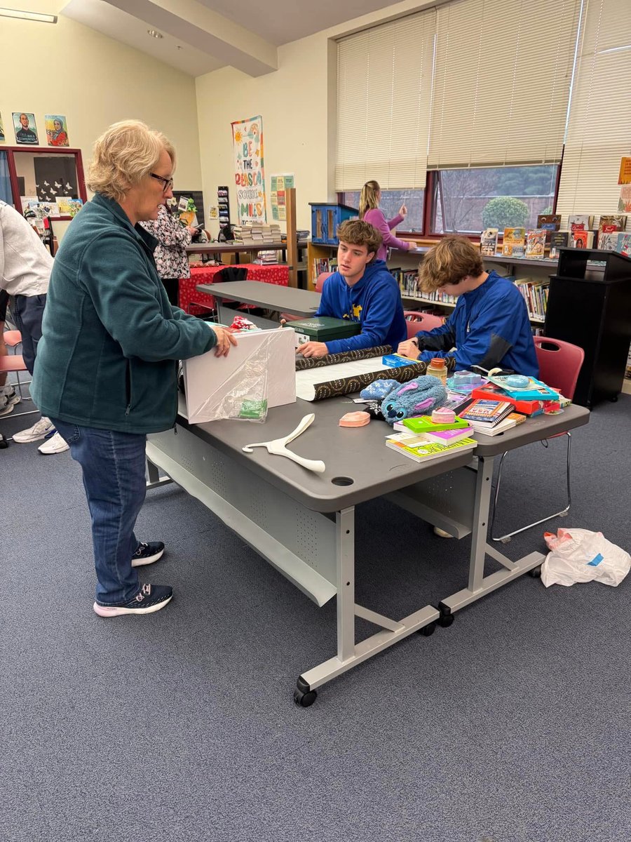 Baseball1CR's tweet photo. Our morning was spent supporting Magnolia Middle, where we wrapped gifts for 20+ families and helped transport 1,500lbs of food for their food drive. The boys took a short break to play kickball with the PE class. #Stackgreatdays https://t.co/NCezjkoEep