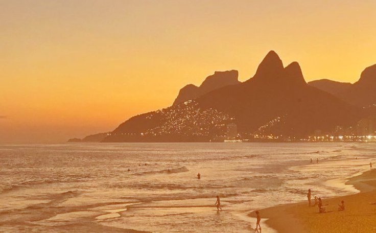 livmaconheira's tweet photo. → Coração Carnaval | rafia au.

Rafe Cameron e Sofia Routledge ficaram no carnaval em Cabo Frio, mas eles perderam contato. Após o feriado, ela descobre que ele é seu novo vizinho insuportável e além disso, irmão da sua cunhada. Agora precisam conviver e se suportar. https://t.co/V93VaWfr0S