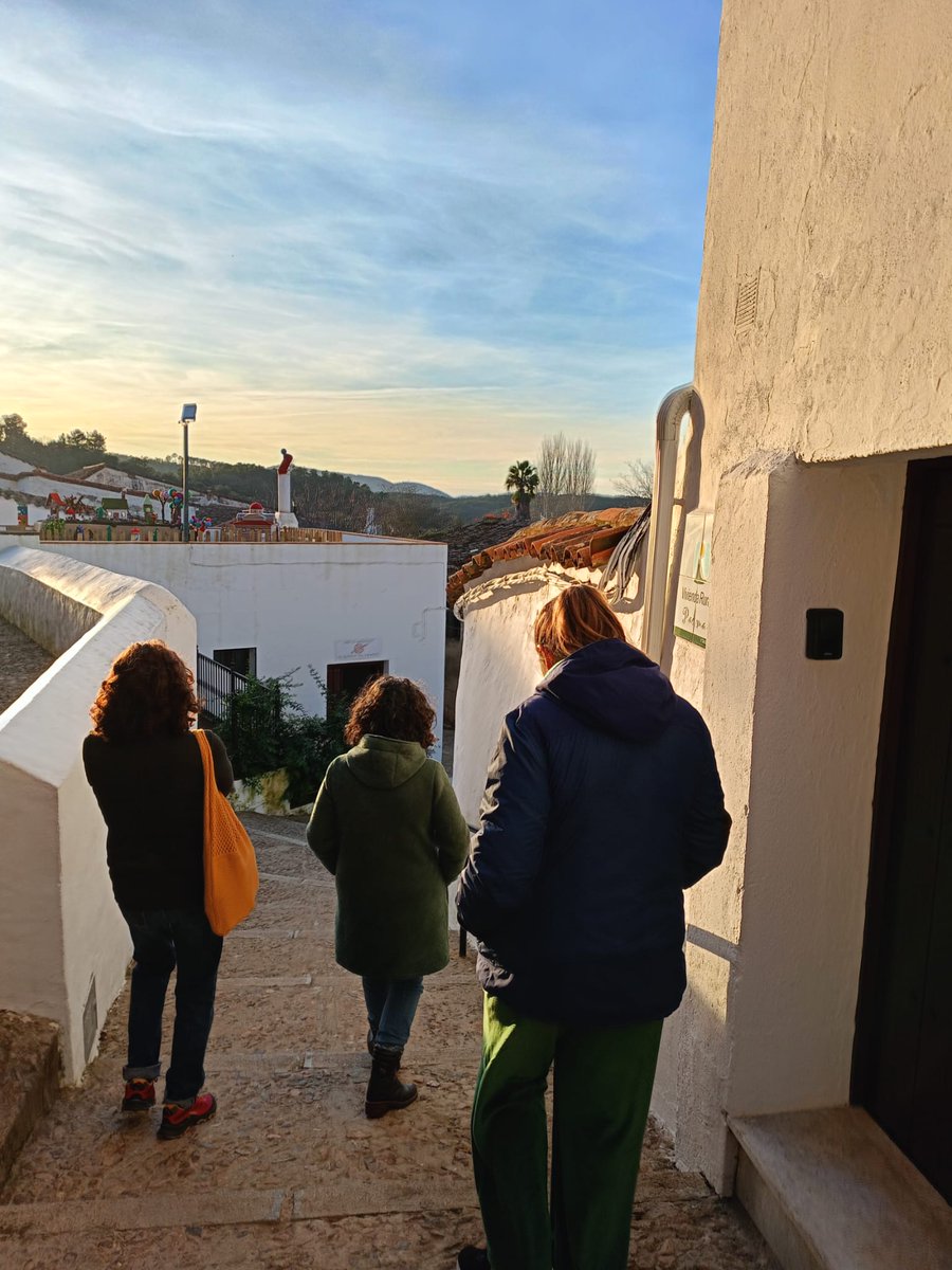 Las mujeres de la asociación Cerro Castillejo de Santa Ana la Real han visitado Castaño del Robledo y han conocido su preciosa decoración navideña de la mano de sus autoras, de la asociación de mujeres Madreselva.
¡Muchas gracias!