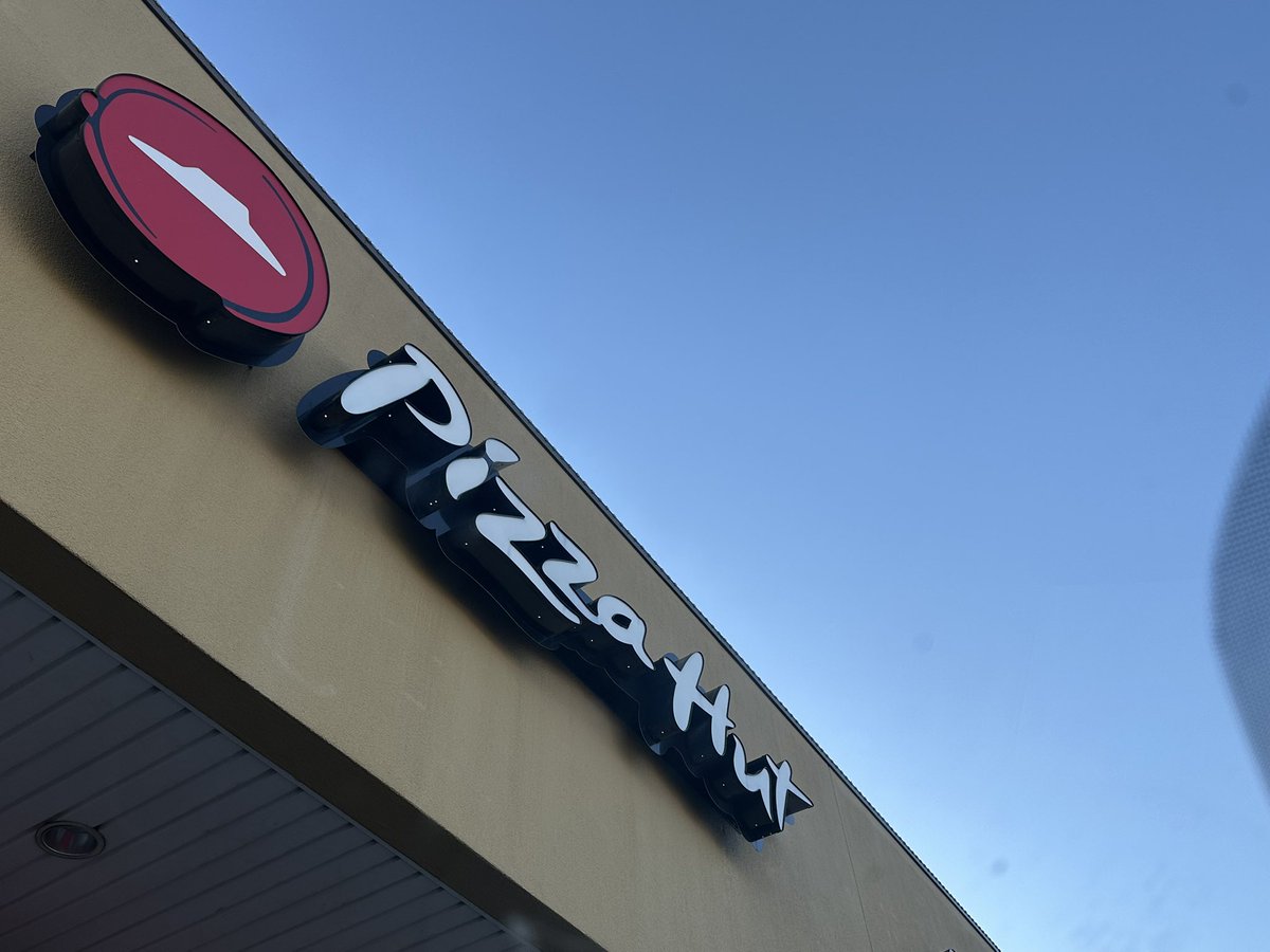 HopeIsStillReal's tweet image. Y’all. I just got all the way to @pizzahut to pick up the @dominos I ordered. That’s kinda how this day is going... 😳😂

Well. I might be tired. 🤷‍♀️ Off to Dominos now.