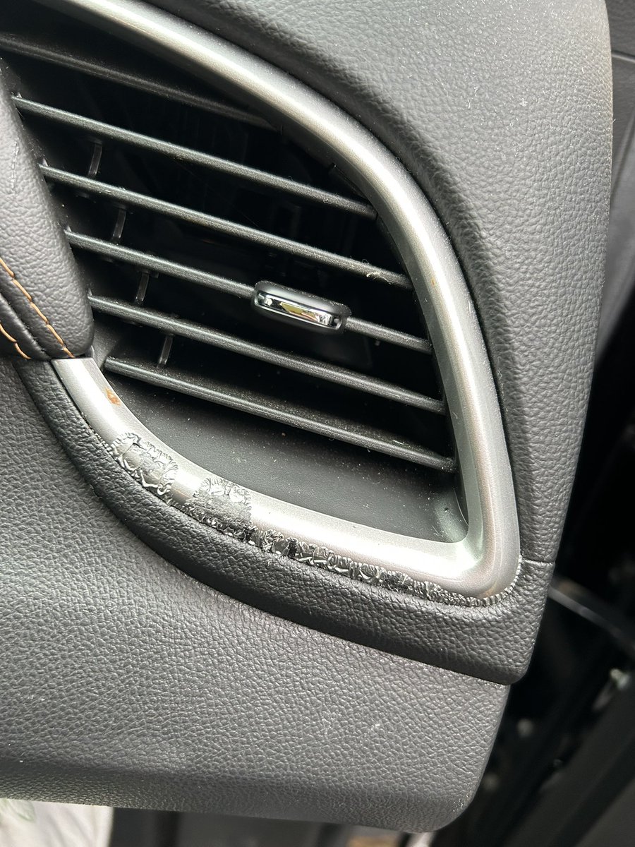 s_chaillou's tweet photo. S/O @bathbodyworks for ruining my vent 👍🏼 love that. Smh https://t.co/DplcxEWUVM
