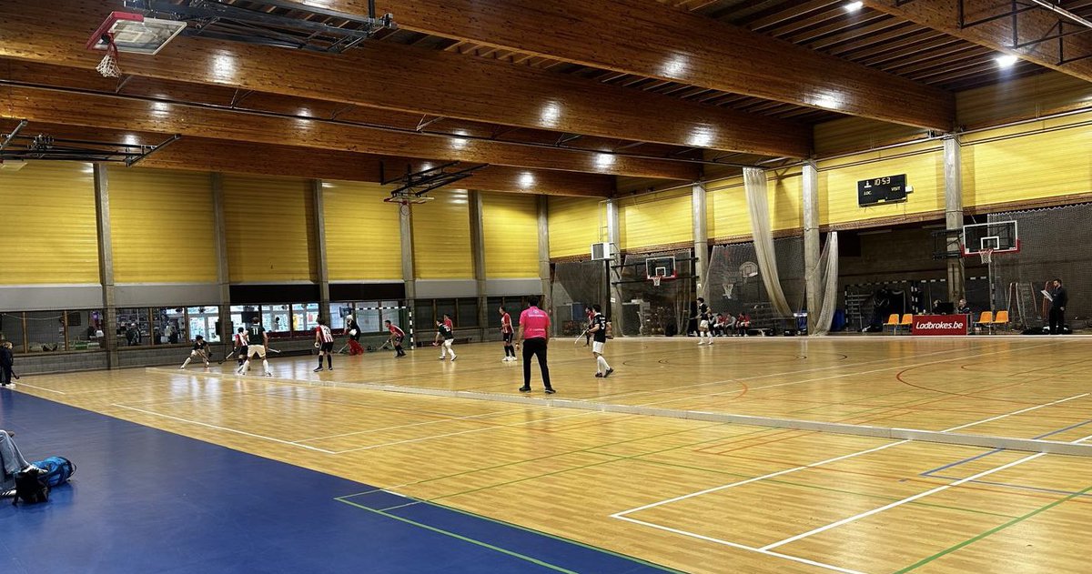 Hockey: The Boys were lucky to catch up and watch the DH Indoor game between WatDucks and Léopold which is the top flight league in Belgium.