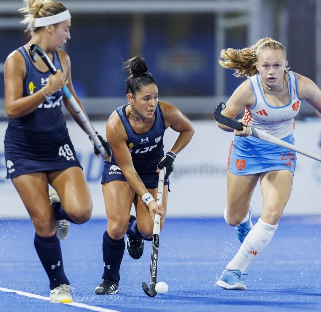 jculnane's tweet photo. Variety in the carries but the principle is the same. Free your eyes up to help make decisions by 'feeling' the ball on stick. The game doesn't teach us this; our coaches have to. Imagine the decision-making capability if they learn it early... https://t.co/uTCdubeslA