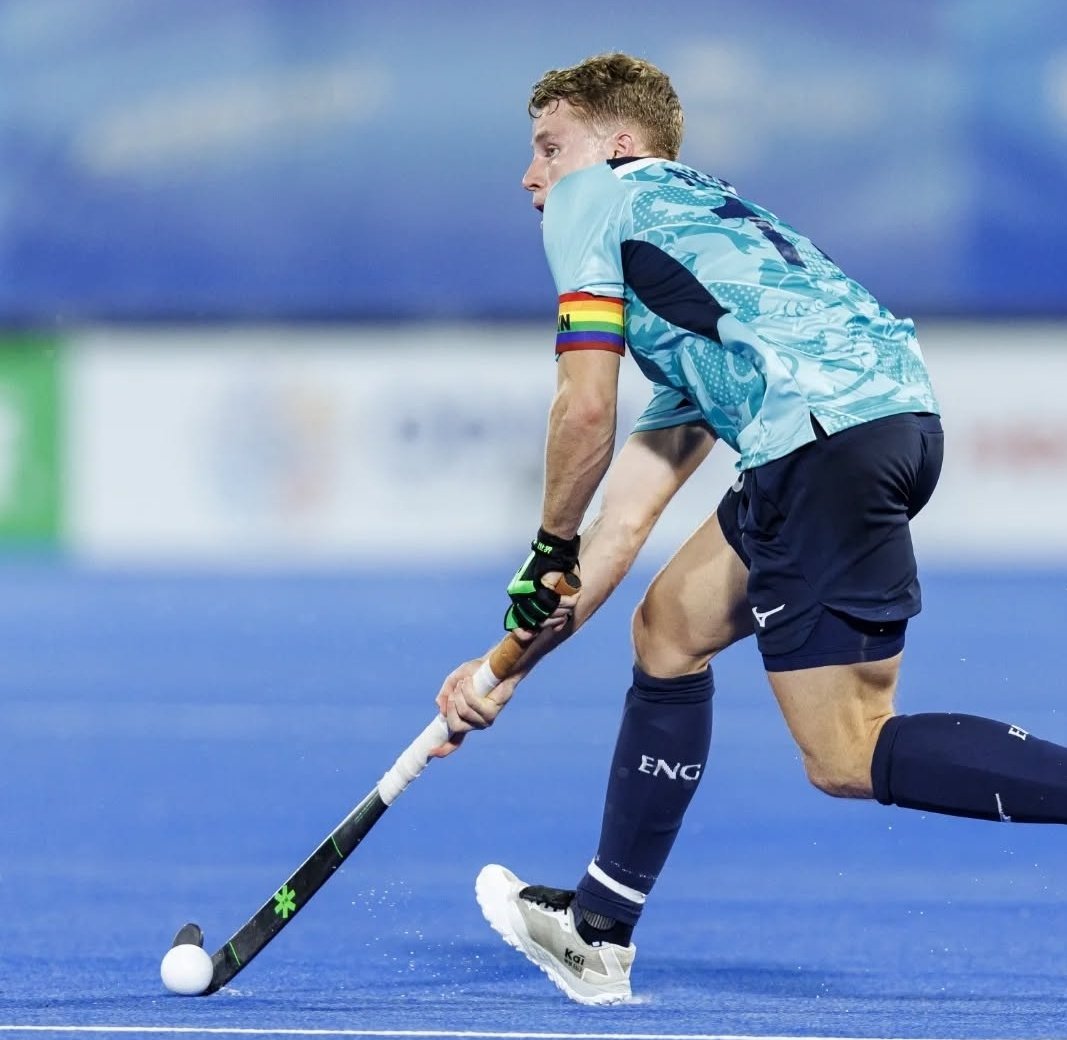 jculnane's tweet photo. Variety in the carries but the principle is the same. Free your eyes up to help make decisions by 'feeling' the ball on stick. The game doesn't teach us this; our coaches have to. Imagine the decision-making capability if they learn it early... https://t.co/uTCdubeslA