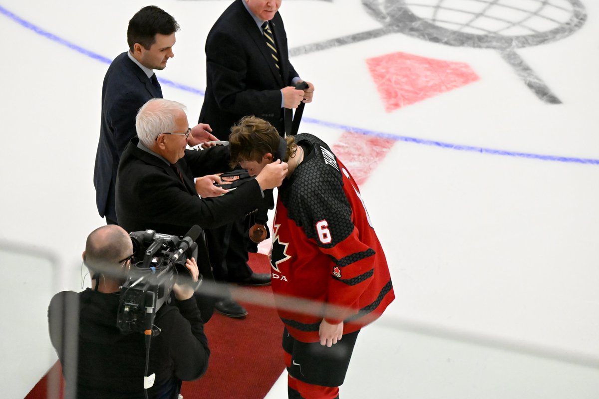 Congrats to Kodiaks Forward Garrett Thom &amp; Equipment Manager Regan Bergstrom on winning a Bronze Medal at the Junior A World Challenge!

#GoKods | #CamroseKodiaks