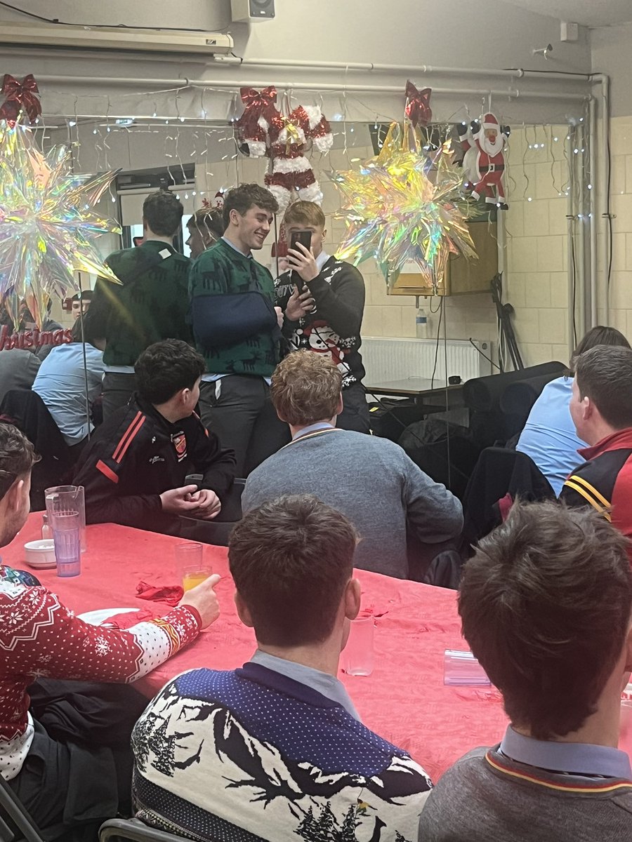 ArdscoilRisLimk's tweet photo. Many thanks to the 6th years who got up and entertained everyone with a wide variety of songs after our 6th Yr Christmas Dinner this afternoon. Not an easy thing to do but after a slow start we had no end of singers &amp; songs at @StMunchinsCC https://t.co/IIViQf3e27