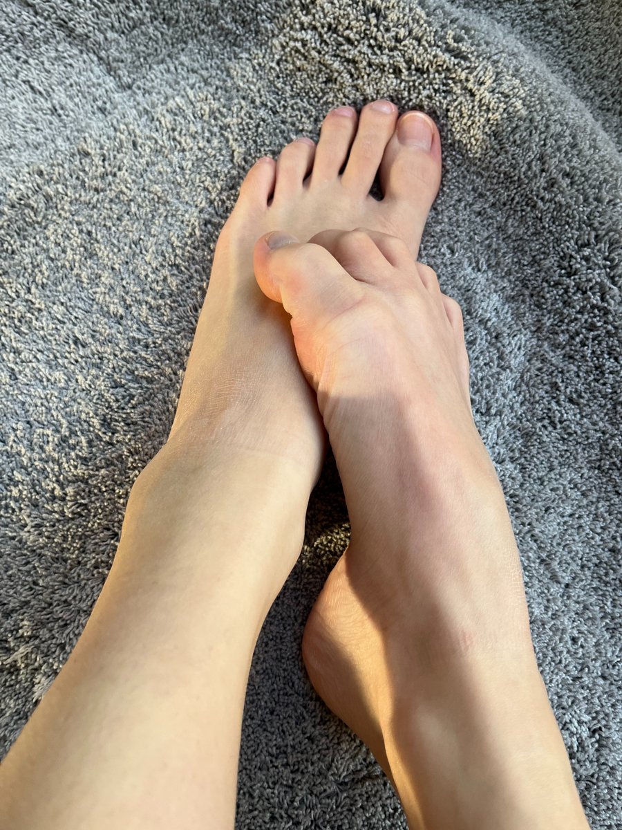 GoddessLaurens's tweet photo. Welcome me to Twitter with a tip to my Only feet ✌️
#feet #feetworshi̇p #sexyfeet #longtoe https://t.co/gpGPCmzmh3