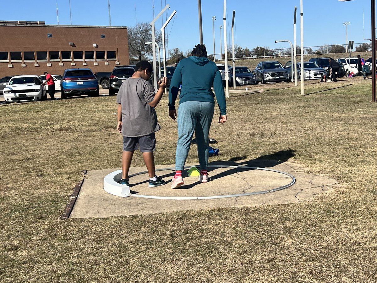 AmayaLeftyDixon's tweet photo. Family throwing practice with my younger siblings and @ThrowSumthin My GINORMOUS 8yr old brother that wears a 7.5 men’s shoe is going to be a MONSTER in the ring! #bombsquad #thrower #sgphs #apranch https://t.co/73Jmwmtu1r