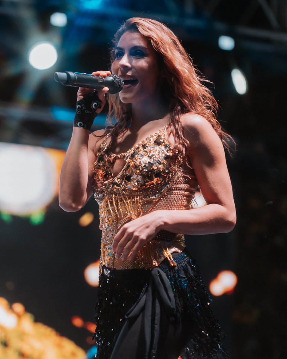 Sargentoleon's tweet photo. Gracias #Coscomatepec por hacerme sentir tan querida y por esa bienvenida tan amorosa en el #FestivalNacionaldelasMascarasDanzantes amo su esencia ardiente y salerosa, gracias por una noche tan espectacular no hay nada como el corazónJarooooooooocho!!!!! 💥❤️ 
#alquimiatour☀️🌑 https://t.co/o9tcsPpjV3