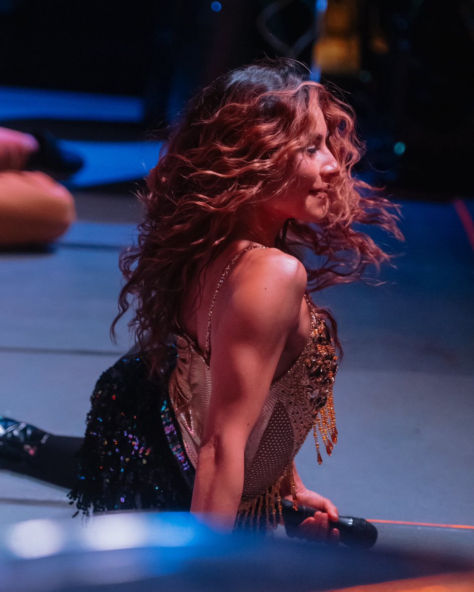 Sargentoleon's tweet photo. Gracias #Coscomatepec por hacerme sentir tan querida y por esa bienvenida tan amorosa en el #FestivalNacionaldelasMascarasDanzantes amo su esencia ardiente y salerosa, gracias por una noche tan espectacular no hay nada como el corazónJarooooooooocho!!!!! 💥❤️ 
#alquimiatour☀️🌑 https://t.co/o9tcsPpjV3