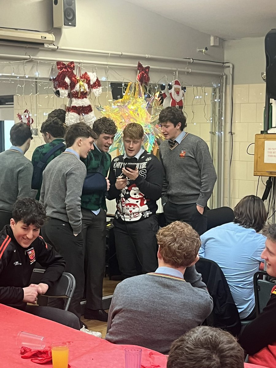 ArdscoilRisLimk's tweet photo. Everything from ‘Fly me to the moon’ to ‘Sweet Caroline’ to ‘Last Christmas’ to ‘I’m still standing’ to a rousing rendition by Mr. Gleeson of ‘Jingle Bells’ which brought house down - all part of our 6th Yr Christmas Dinner this afternoon in @StMunchinsCC https://t.co/hUW51Qysn7