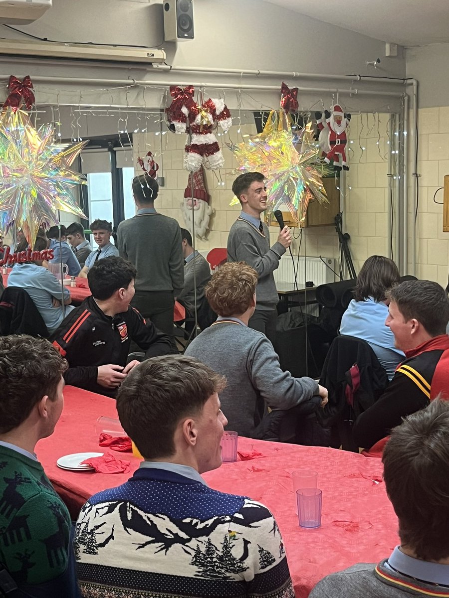 ArdscoilRisLimk's tweet photo. Everything from ‘Fly me to the moon’ to ‘Sweet Caroline’ to ‘Last Christmas’ to ‘I’m still standing’ to a rousing rendition by Mr. Gleeson of ‘Jingle Bells’ which brought house down - all part of our 6th Yr Christmas Dinner this afternoon in @StMunchinsCC https://t.co/hUW51Qysn7
