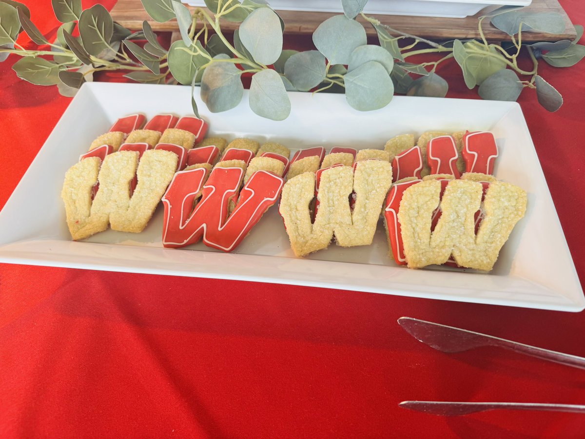 UW Law Dean (@uwlawdean) on Twitter photo Congratulations to all <a href="/WisconsinLaw/">University of Wisconsin Law School</a> students ā now alumni ā who graduated yesterday! It was a joy to celebrate with you and your loved ones. #UWLawgrad Congratulations to all <a href="/WisconsinLaw/">University of Wisconsin Law School</a> students ā now alumni ā who graduated yesterday! It was a joy to celebrate with you and your loved ones. #UWLawgrad